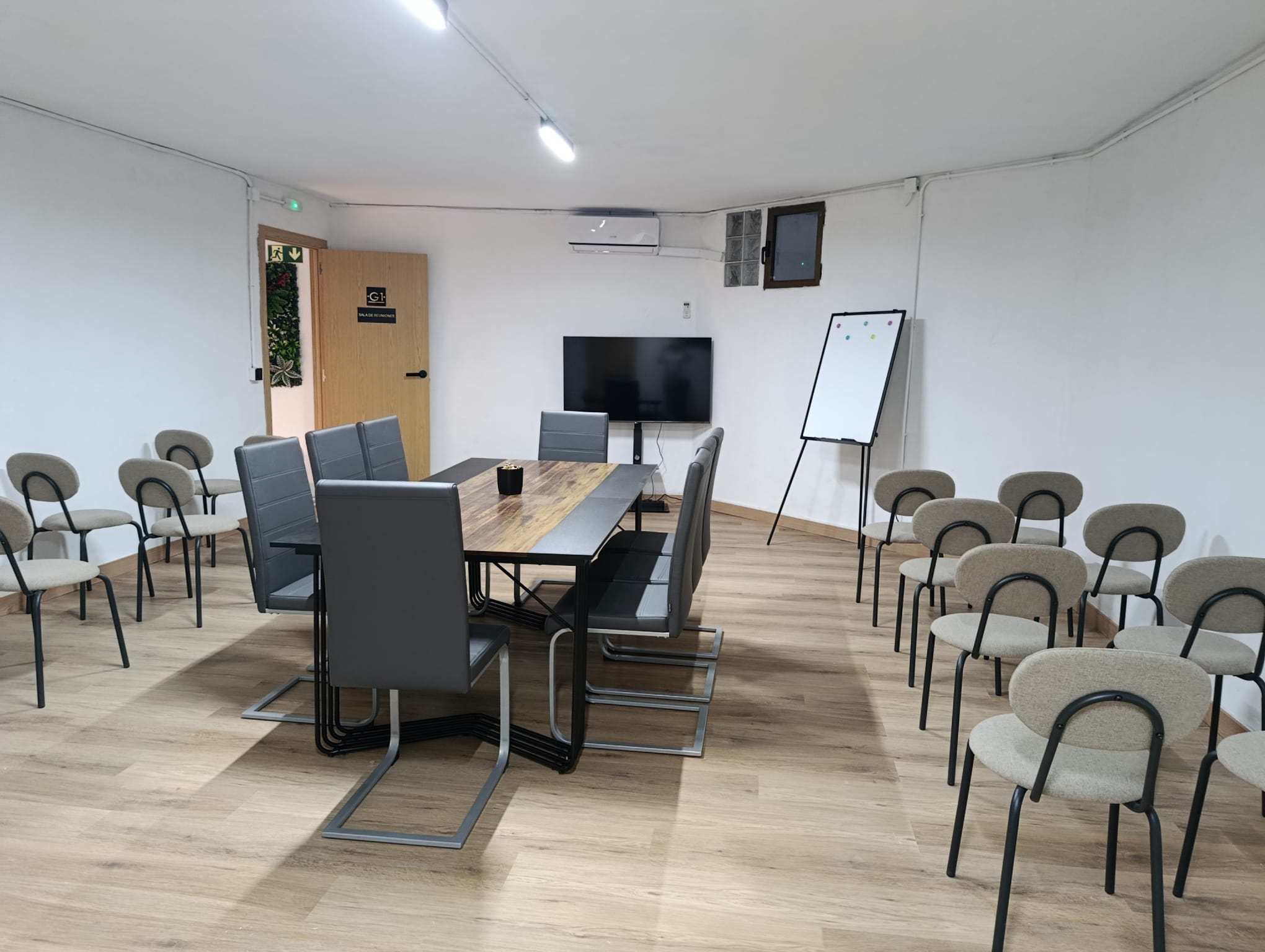 Sala de reuniones de hasta 24 personas por 15€ la hora